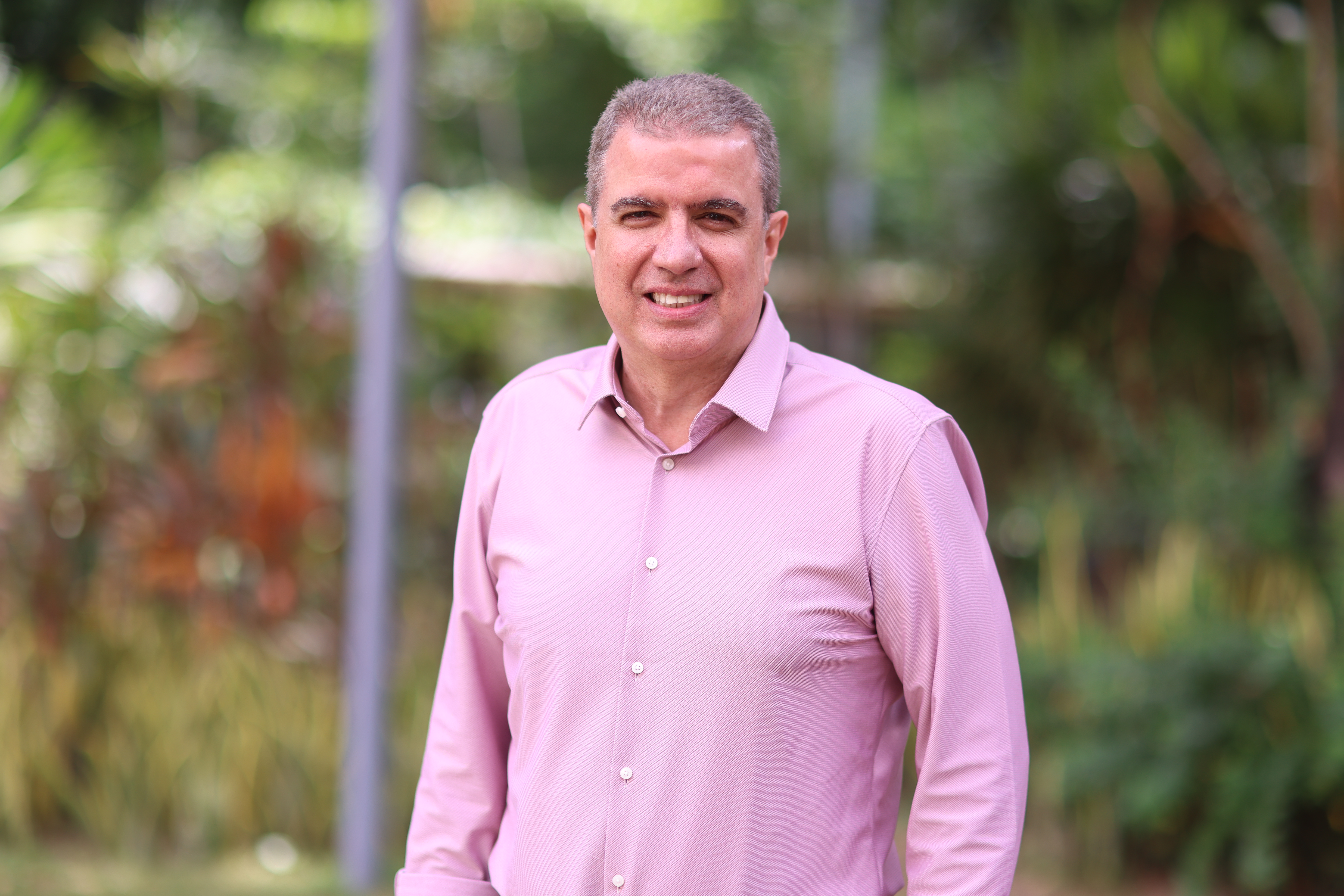 Antônio José posa para a foto, ele está de camisa rosa